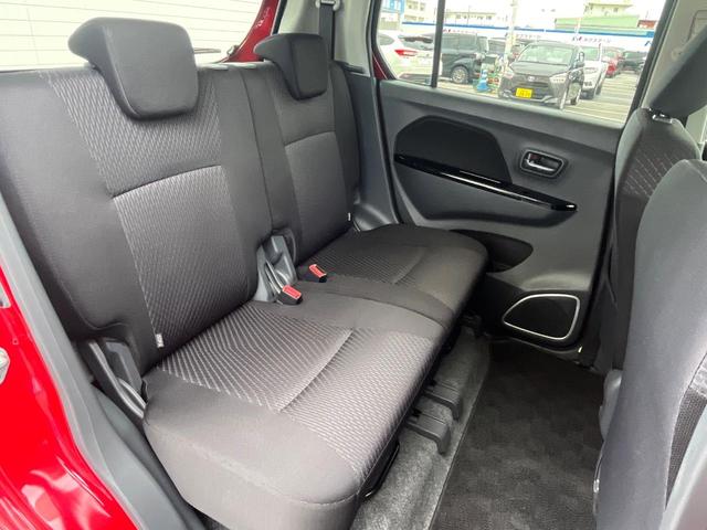 後部座席も気になるようなキズ・汚れやへたり等、大きなダメージはなく、良好な状態です。