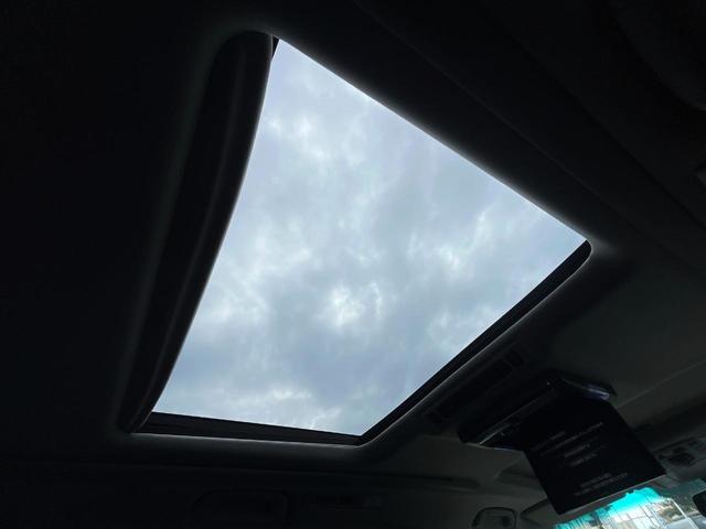【サンルーフ】開放感たっぷりの希少装備、サンルーフが装着されています！車内に明かりを取り入れたり景色を楽しむ以外にも、車内の空気も簡単に換気できて快適です！