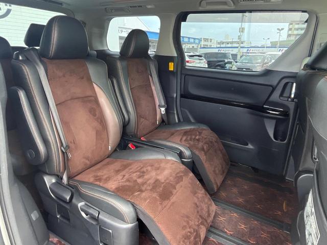 後部座席も気になるようなキズ・汚れやへたり等、大きなダメージはなく、良好な状態です。