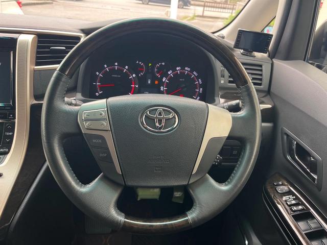 【ウッドコンビステアリング】高級感ある木目調パーツを採用した手に良く馴染むコンビハンドル。運転席廻りの雰囲気も一気に豪華になります！