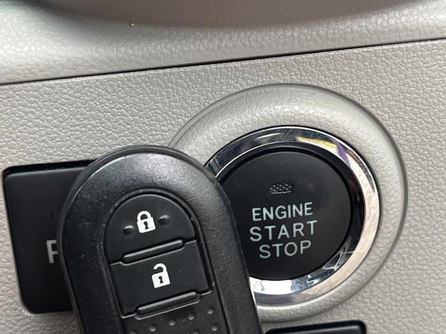 【キーフリーシステム】カバンやポケットに入れたままでもドアの施錠・解錠が可能なスマートキーを装備。エンジンのオン・オフ時もカギを取り出す必要が無いからとっても便利です♪