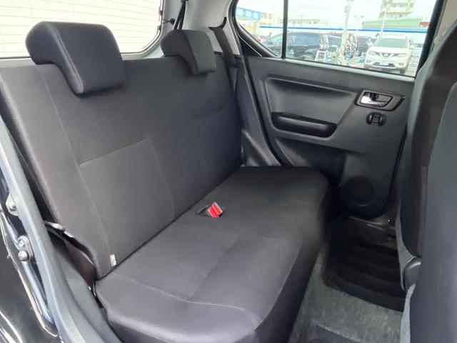 後部座席も気になるようなキズ・汚れやへたり等、大きなダメージはなく、良好な状態です。