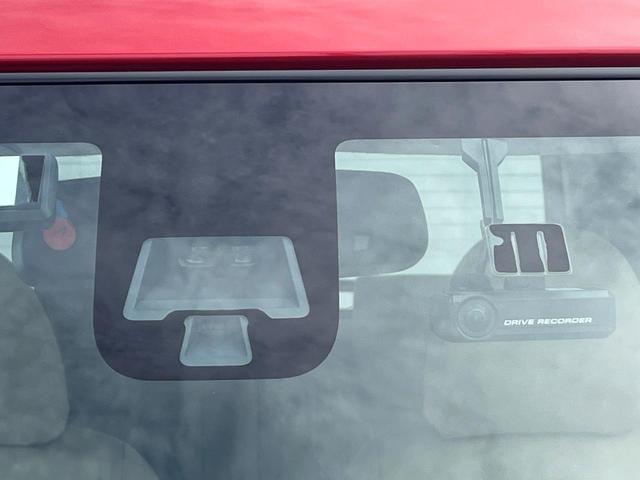 【エマージェンシーブレーキ】走行中に前方の車両等を認識し、衝突しそうな時は警報とブレーキで衝突回避と被害軽減をアシスト。より安全にドライブをお楽しみいただけます。