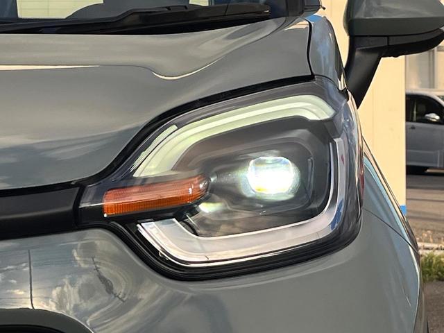 【LEDヘッドライト】悪天候や夜間走行時も良好な視界を確保し安心して運転できる高輝度LEDヘッドライトを装備!点灯速度が早く、消費電力も抑えられています。