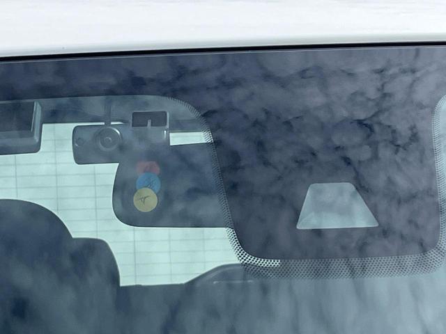 【インテリジェントエマージェンシーブレーキ】フロントカメラで前方の車両や歩行者を検知。衝突しそうな時は衝突被害軽減ブレーキが作動、衝突回避をサポート。より安全にドライブをお楽しみいただけます。