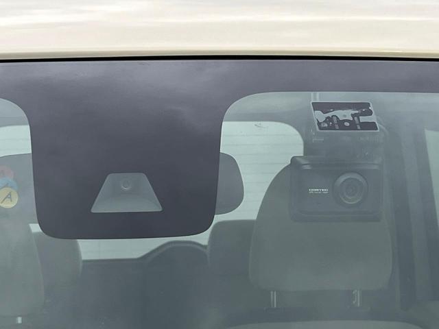 【エマージェンシーブレーキ】走行中に前方の車両等を認識し、衝突しそうな時は警報とブレーキで衝突回避と被害軽減をアシスト。より安全にドライブをお楽しみいただけます。