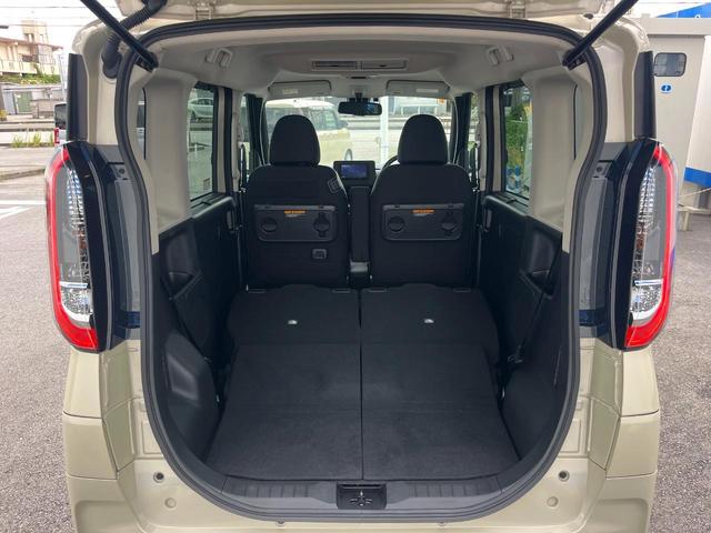 後席を格納すると、これだけの広さが！シーンに合わせたシートアレンジで、大きな荷物も積むことが出来ます♪