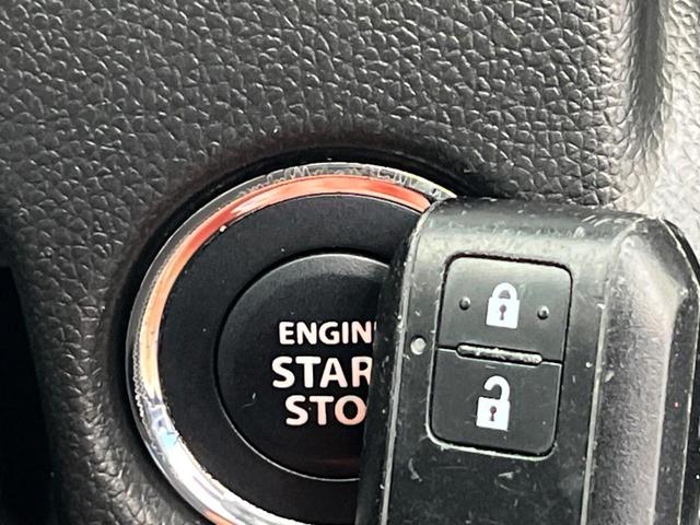 【キーレススタートシステム】カバンやポケットに入れたままでもドアの施錠・解錠が可能なスマートキーを装備。エンジンのオン・オフ時もカギを取り出す必要が無いからとっても便利です♪