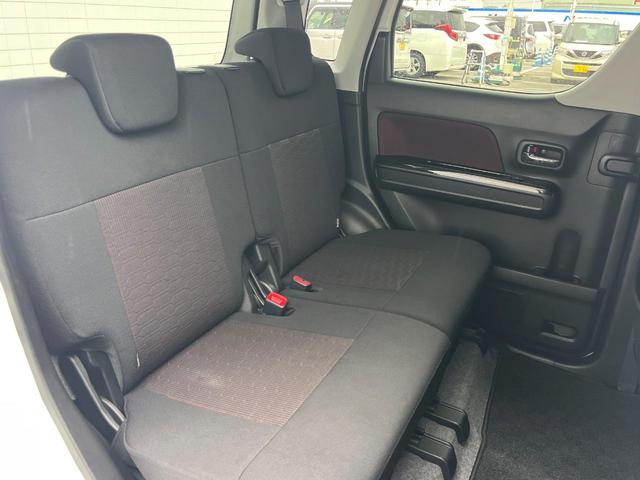 後部座席も気になるようなキズ・汚れやへたり等、大きなダメージはなく、良好な状態です。