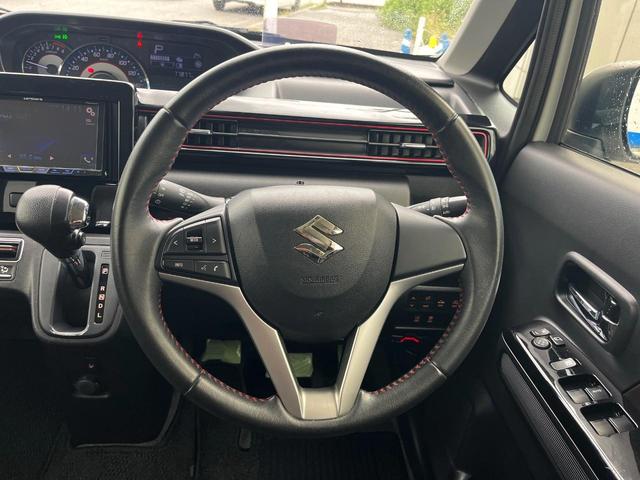 インテリアに合わせたデザインのステアリングは、運転される方のことも考え、運転しやすい形状、大きさです。是非一度、実際に触ってお確かめください。