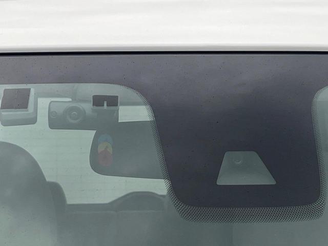 【エマージェンシーブレーキ】走行中に前方の車両等を認識し、衝突しそうな時は警報とブレーキで衝突回避と被害軽減をアシスト。より安全にドライブをお楽しみいただけます。