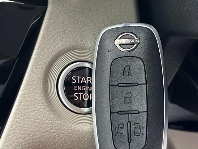 【インテリジェントキー】カバンやポケットに入れたままでもドアの施錠・解錠が可能なスマートキーを装備。エンジンのオン・オフ時もカギを取り出す必要が無いからとっても便利です♪