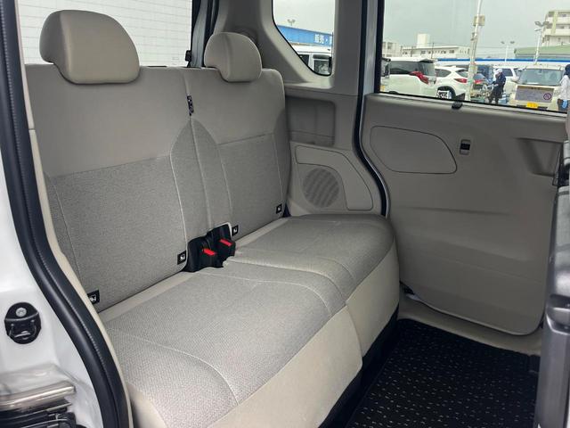 後部座席も気になるようなキズ・汚れやへたり等、大きなダメージはなく、良好な状態です。