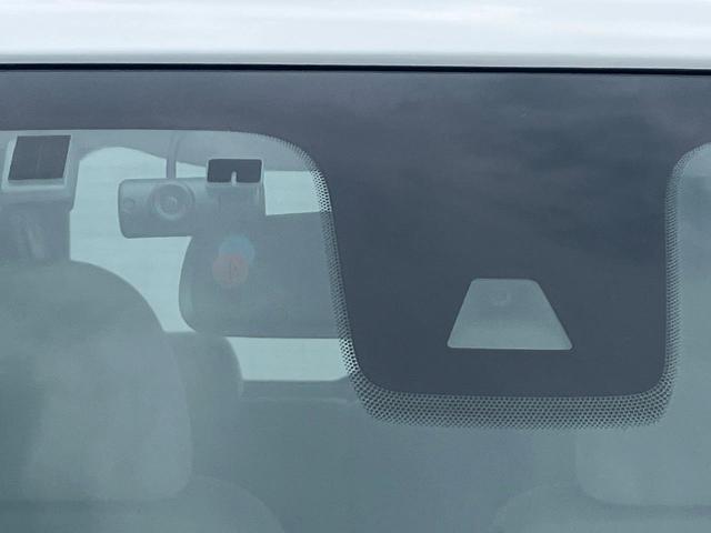 【エマージェンシーブレーキ】走行中に前方の車両等を認識し、衝突しそうな時は警報とブレーキで衝突回避と被害軽減をアシスト。より安全にドライブをお楽しみいただけます。