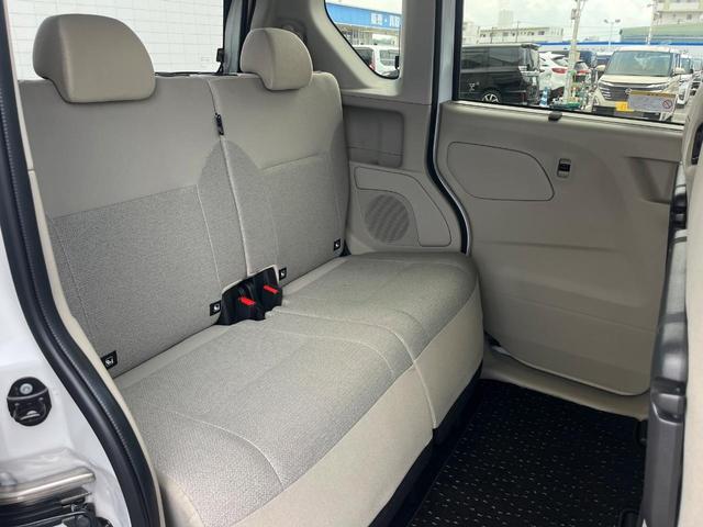 後部座席も気になるようなキズ・汚れやへたり等、大きなダメージはなく、良好な状態です。