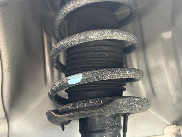 お車を安心してお乗りいただく為には、足回りの定期点検が欠かせません。サービスサポート（有償保証）では無料点検もご提供しており、安心のカーライフをお過ごしいただけるサポート体制が整っています。