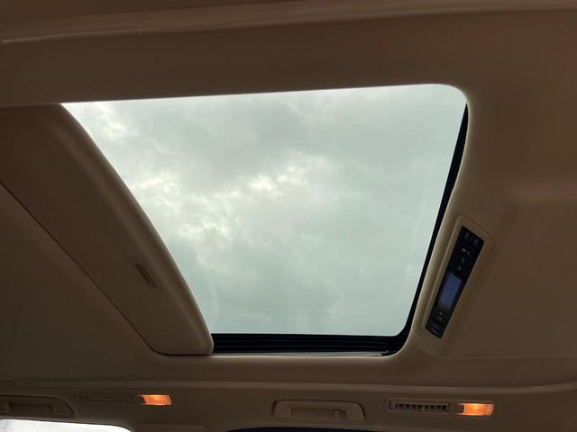 【サンルーフ】開放感たっぷりの希少装備、サンルーフが装着されています!車内に明かりを取り入れたり景色を楽しむ以外にも、車内の空気も簡単に換気できて快適です!