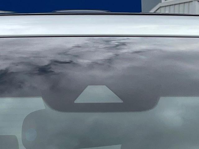 【トヨタセーフティセンス】走行中に前方の車両等を認識し、衝突しそうな時は警報とブレーキで衝突回避と被害軽減をアシスト。より安全にドライブをお楽しみいただけます。