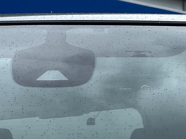 【インテリジェントエマージェンシーブレーキ】フロントカメラで前方の車両や歩行者を検知。衝突しそうな時は衝突被害軽減ブレーキが作動、衝突回避をサポート。より安全にドライブをお楽しみいただけます。