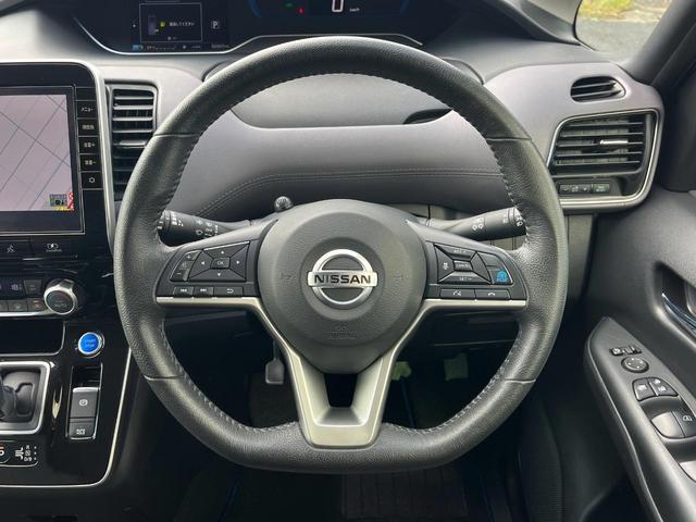 【純正革巻きステアリング】上質な革を使用することで、手にしっかり馴染みとても運転しやすいハンドルです♪