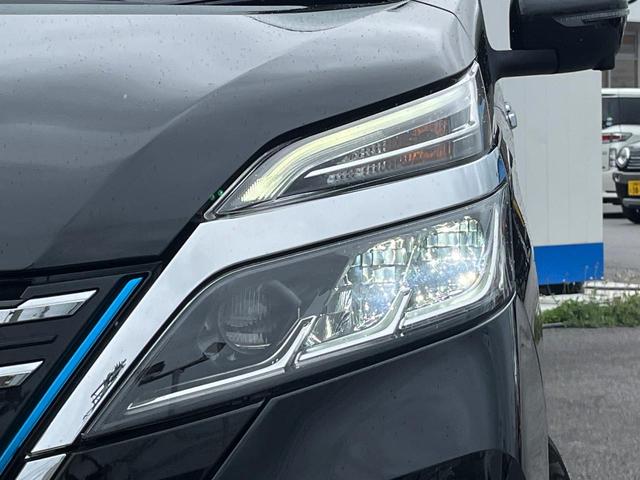 【ＬＥＤヘッドライト】悪天候や夜間走行時も良好な視界を確保し安心して運転できる高輝度ＬＥＤヘッドライトを装備！点灯速度が早く、消費電力も抑えられています。