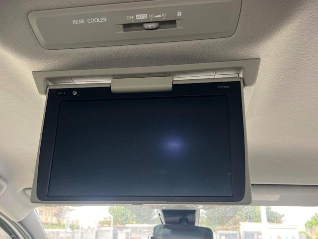 【フリップダウンモニター】大画面モニターで後席でもエンタメをお楽しみいただけます。小さなお子様にも大人気の装備です♪