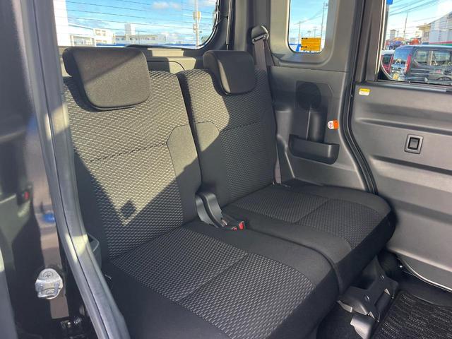 後部座席も気になるようなキズ・汚れやへたり等、大きなダメージはなく、良好な状態です。