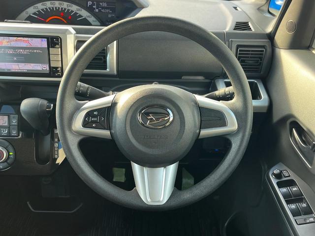 インテリアに合わせたデザインのステアリングは、運転される方のことも考え、運転しやすい形状、大きさです。是非一度、実際に触ってお確かめください。