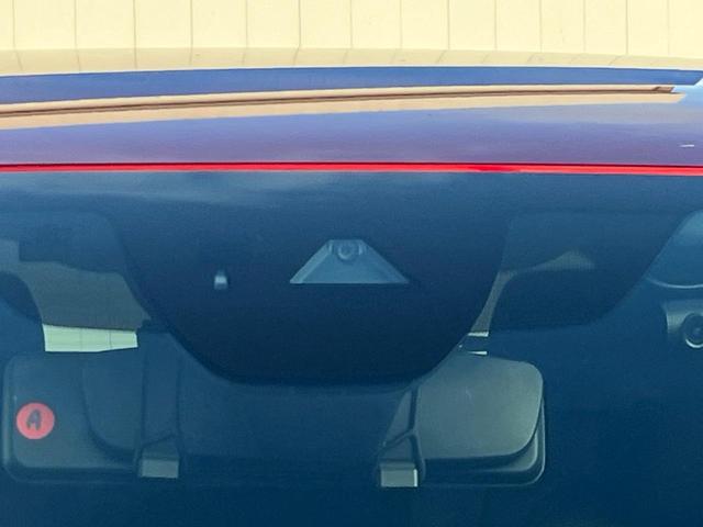 【ｉ-ＡＣＴＩＶＥＳＥＮＳＥ】走行中に前方の車両等を認識し、衝突しそうな時は警報とブレーキで衝突回避と被害軽減をアシスト。より安全にドライブをお楽しみいただけます。