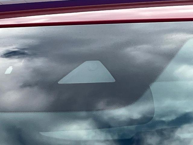 【スマートシティブレーキサポート】低速走行中に前方の車両等を認識し、衝突しそうな時は警報とブレーキで衝突回避と被害軽減をアシスト。より安全にドライブをお楽しみいただけます。