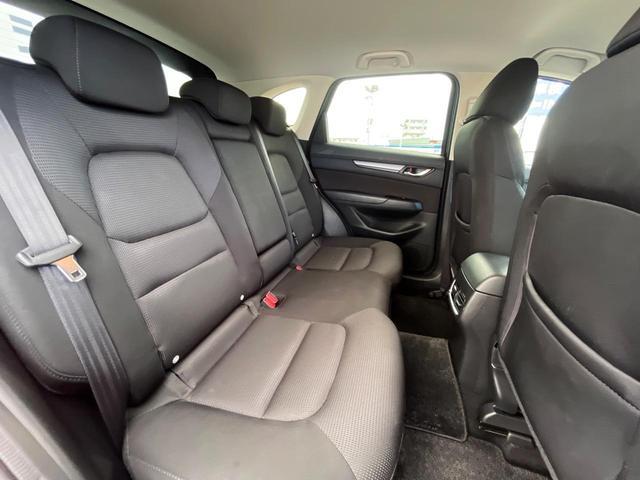 後部座席も気になるようなキズ・汚れやへたり等、大きなダメージはなく、良好な状態です。