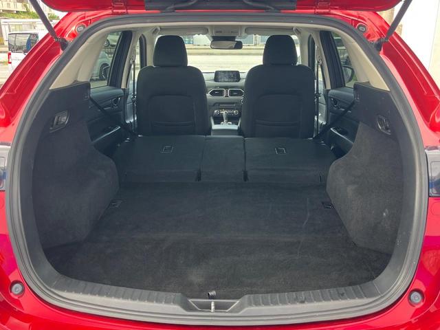 積み下ろしのしやすいデッキにはたっぷりと荷物を積み込んでいただけます。遊びから仕事まで、様々なシーンで頼れます♪