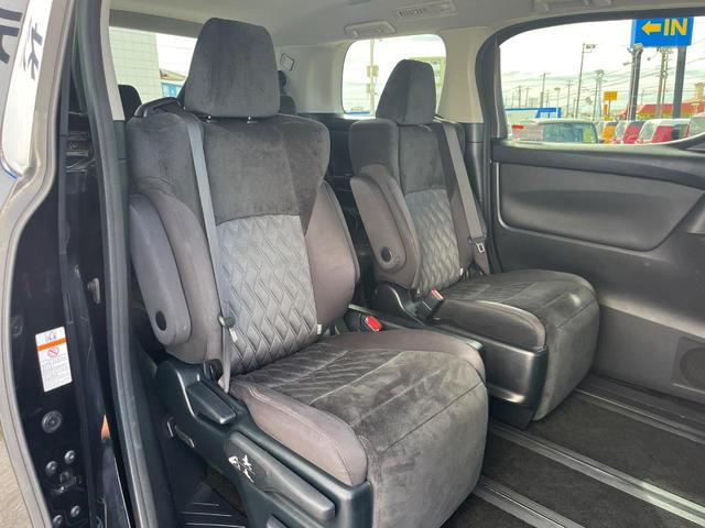 後部座席も気になるようなキズ・汚れやへたり等、大きなダメージはなく、良好な状態です。