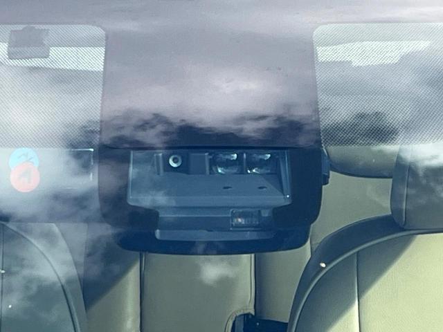 【トヨタセーフティセンス】走行中に前方の車両等を認識し、衝突しそうな時は警報とブレーキで衝突回避と被害軽減をアシスト。より安全にドライブをお楽しみいただけます。