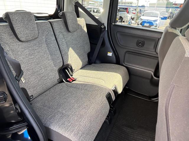 後部座席も気になるようなキズ・汚れやへたり等、大きなダメージはなく、良好な状態です。