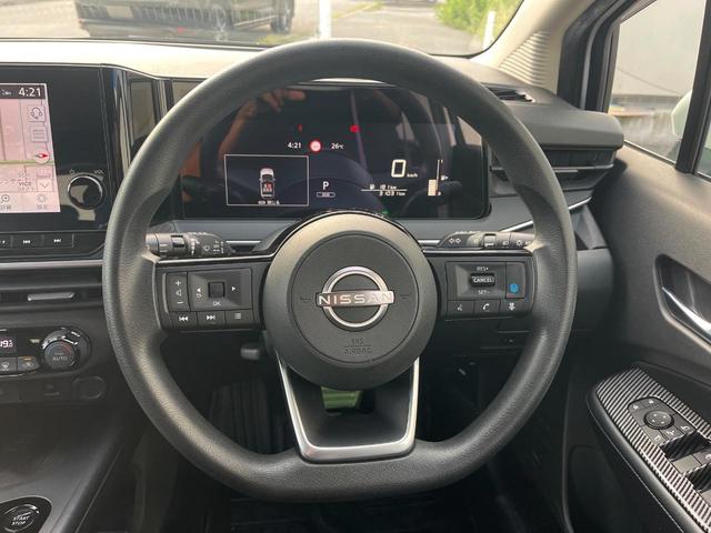 インテリアに合わせたデザインのステアリングは、運転される方のことも考え、運転しやすい形状、大きさです。是非一度、実際に触ってお確かめください。