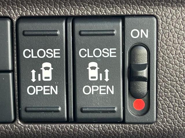 【両側パワースライドドア】スマートキーや運転席のスイッチで後席両側スライドドアの開閉が可能♪電動だから力を入れてドアを開ける必要が無く、小さなお子様でも簡単に開け閉めでき快適です♪