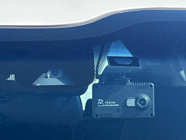 【ドライブレコーダー】安心・安全なカーライフに必須のドライブレコーダーを装備！走行中はもちろん、あおり運転や事故に遭遇した際の状況も映像で記録し、万一のリスクに備えます。