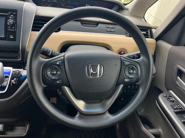 インテリアに合わせたデザインのステアリングは、運転される方のことも考え、運転しやすい形状、大きさです。是非一度、実際に触ってお確かめください。