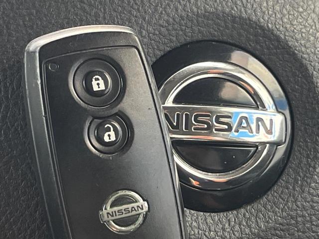 【インテリジェントキー】カバンやポケットに入れたままでもドアの施錠・解錠が可能なスマートキーを装備。エンジンのオン・オフ時もカギを取り出す必要が無いからとっても便利です♪