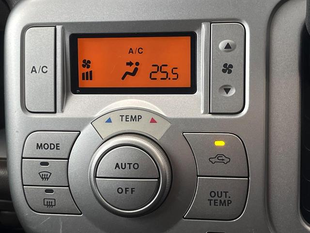 【オートエアコン】一度お好みの温度に設定すれば、車内の温度を検知し風量や温度を自動で調整。暑い…寒い…と何度もスイッチ操作をする必要はありません。快適な車内空間には必須の機能ですね♪