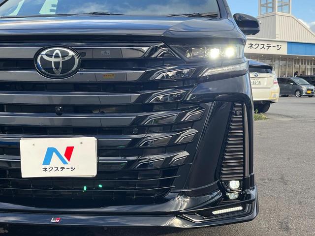 【ＬＥＤヘッドライト】悪天候や夜間走行時も良好な視界を確保し安心して運転できる高輝度ＬＥＤヘッドライトを装備！点灯速度が早く、消費電力も抑えられています。