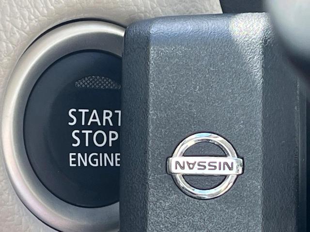 【インテリジェントキー】カバンやポケットに入れたままでもドアの施錠・解錠が可能なスマートキーを装備。エンジンのオン・オフ時もカギを取り出す必要が無いからとっても便利です♪