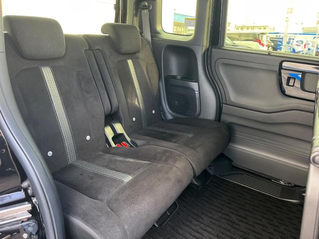後部座席も気になるようなキズ・汚れやへたり等、大きなダメージはなく、良好な状態です。