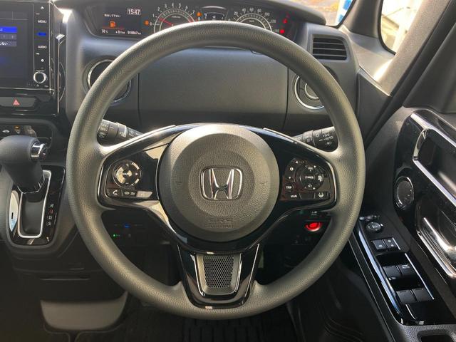 インテリアに合わせたデザインのステアリングは、運転される方のことも考え、運転しやすい形状、大きさです。是非一度、実際に触ってお確かめください。