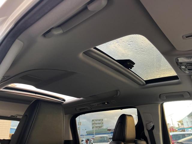 【サンルーフ】開放感たっぷりの希少装備、サンルーフが装着されています！車内に明かりを取り入れたり景色を楽しむ以外にも、車内の空気も簡単に換気できて快適です！