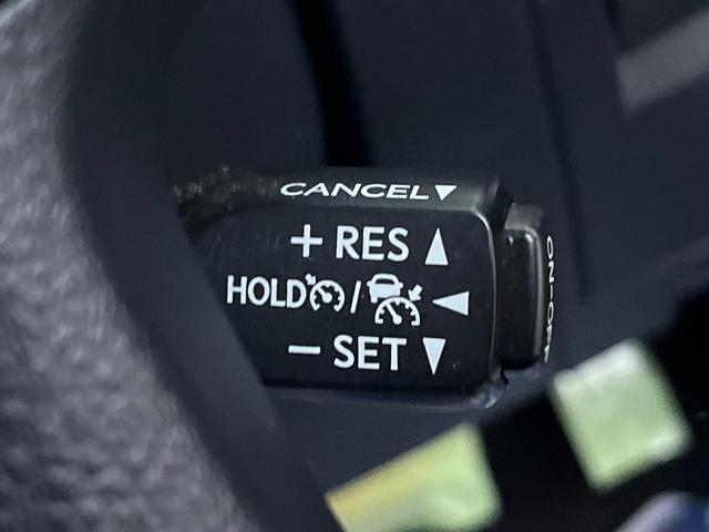 【レーダークルーズコントロール】高速道路での長距離走行が楽に！！自動で速度を保つクルーズコントロールが、衝突軽減システムと連携し、前方の車両を感知して車間を保つように速度調節してくれます！！