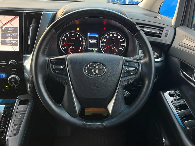 【ウッドコンビステアリング】高級感ある木目調パーツを採用した手に良く馴染むコンビハンドル。運転席廻りの雰囲気も一気に豪華になります！