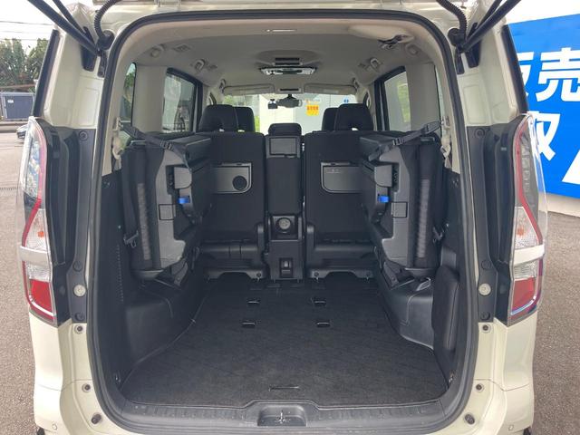 後席を格納すると、これだけの広さが！シーンに合わせたシートアレンジで、大きな荷物も積むことが出来ます♪
