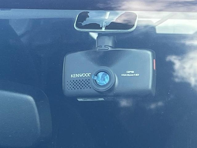 【ドライブレコーダー】安心・安全なカーライフに必須のドライブレコーダーを装備！走行中はもちろん、あおり運転や事故に遭遇した際の状況も映像で記録し、万一のリスクに備えます。